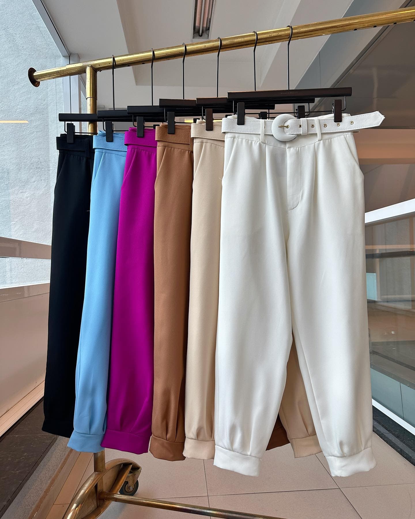 CALÇA CLOCHARD COM CINTO